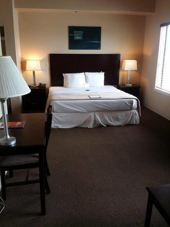 Ambassador Inn & Suites Baldwin Екстериор снимка